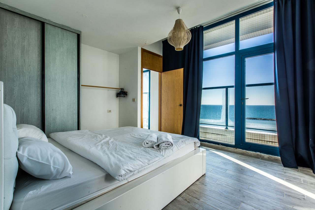 Ocean Front Apartments First Line To The Beach Тель-Авив Экстерьер фото