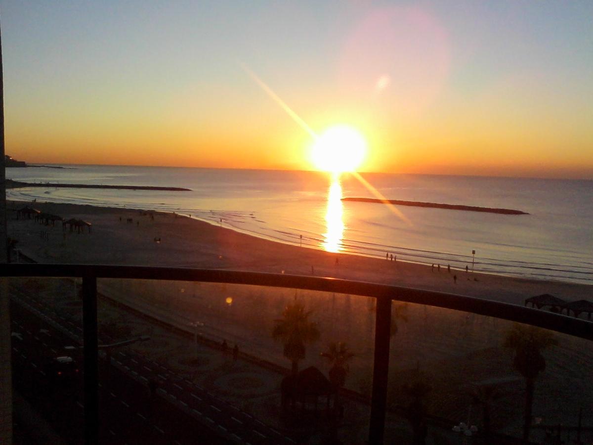 Ocean Front Apartments First Line To The Beach Тель-Авив Экстерьер фото